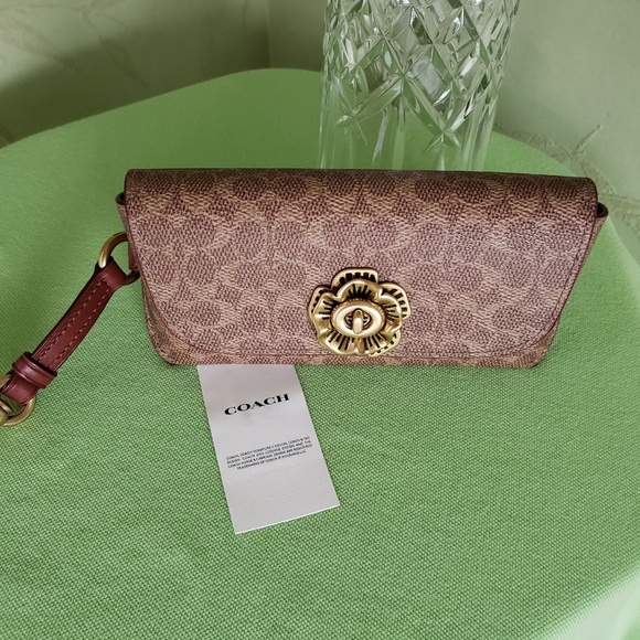 COACH SUNGLASS CASE BAG CHARM SIGNATURE W/TEA ROSE TURNLOCK:NWT 89408 - Picture 4 of 14
